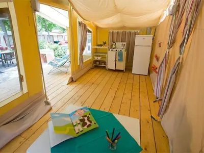 tente-bungalov-5-persons-interior-2