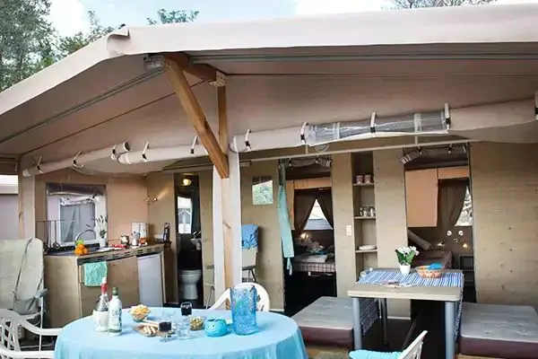 tente-nature-lodge-plus-exterior-terrace-dining-table-2