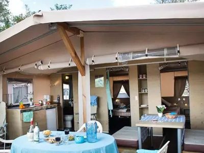 tente-nature-lodge-plus-exterior-terrace-dining-table