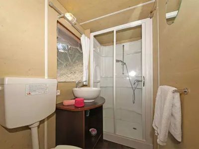 tente-nature-lodge-plus-interior-bathroom