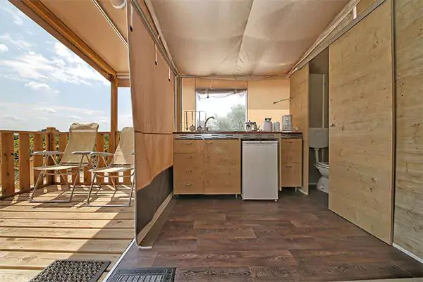 tente-nature-lodge-plus-interior-living-room-kitchen-2