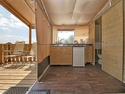 tente-nature-lodge-plus-interior-living-room-kitchen