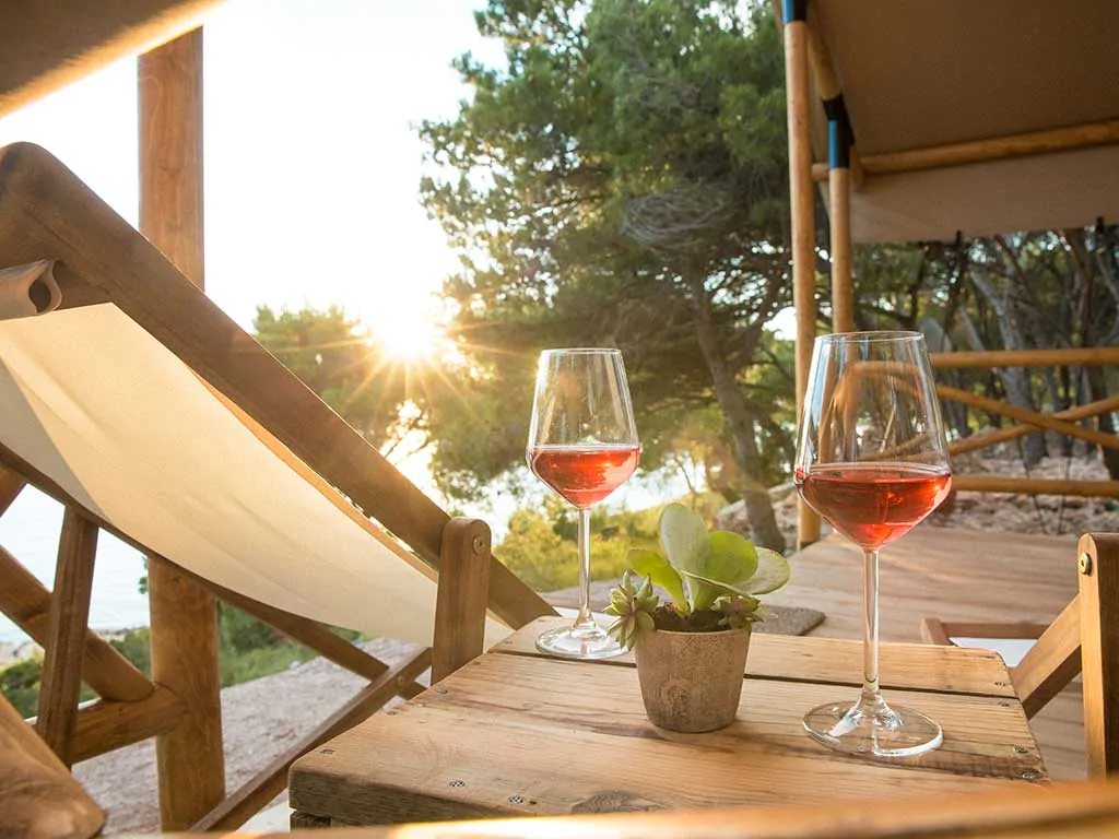 campsite-obonjan-forest-lodge-terrace-1