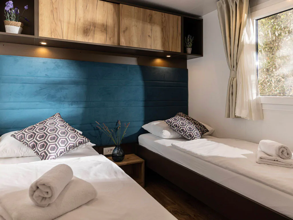 mobile-home-surf-beach-village-mare-interior-single-beds-2