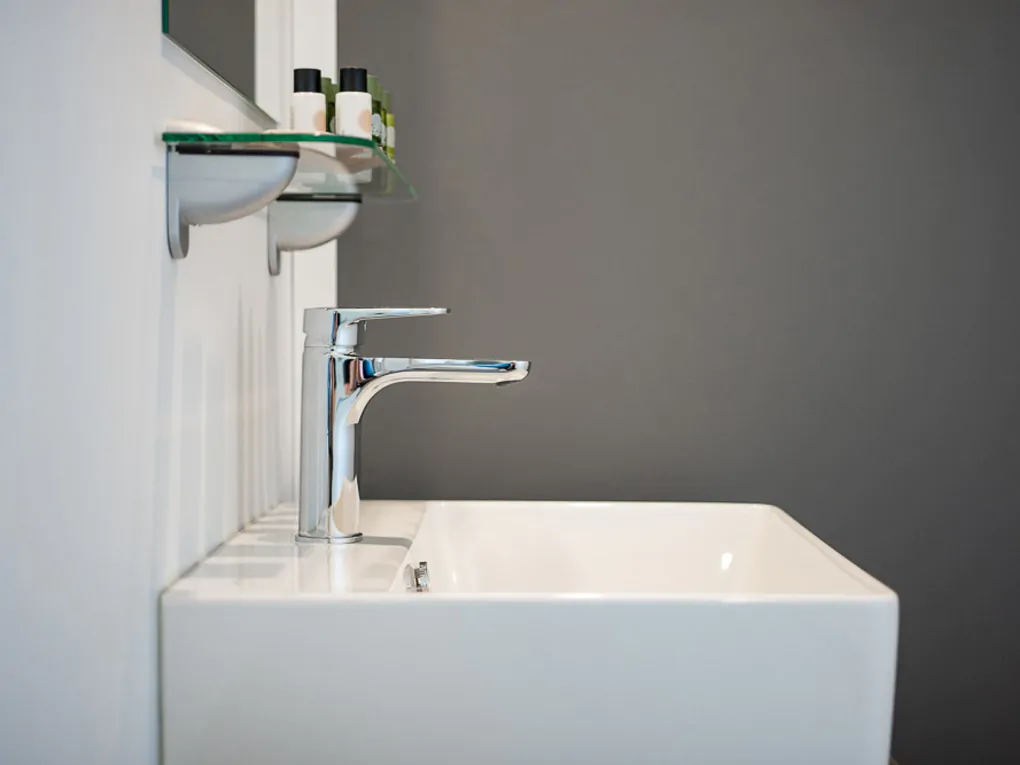 obonajn-island-resort-mobile-home-sun-lodge-m-interior-bathroom