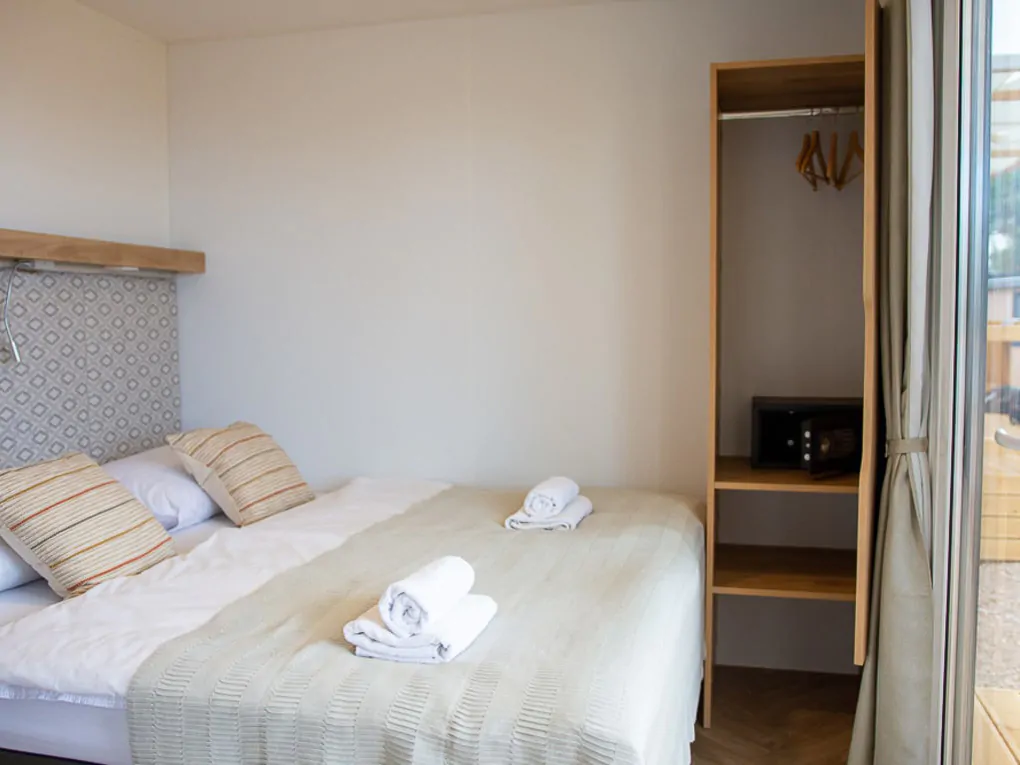 obonajn-island-resort-mobile-home-sun-lodge-m-interior-bedroom-double-bed