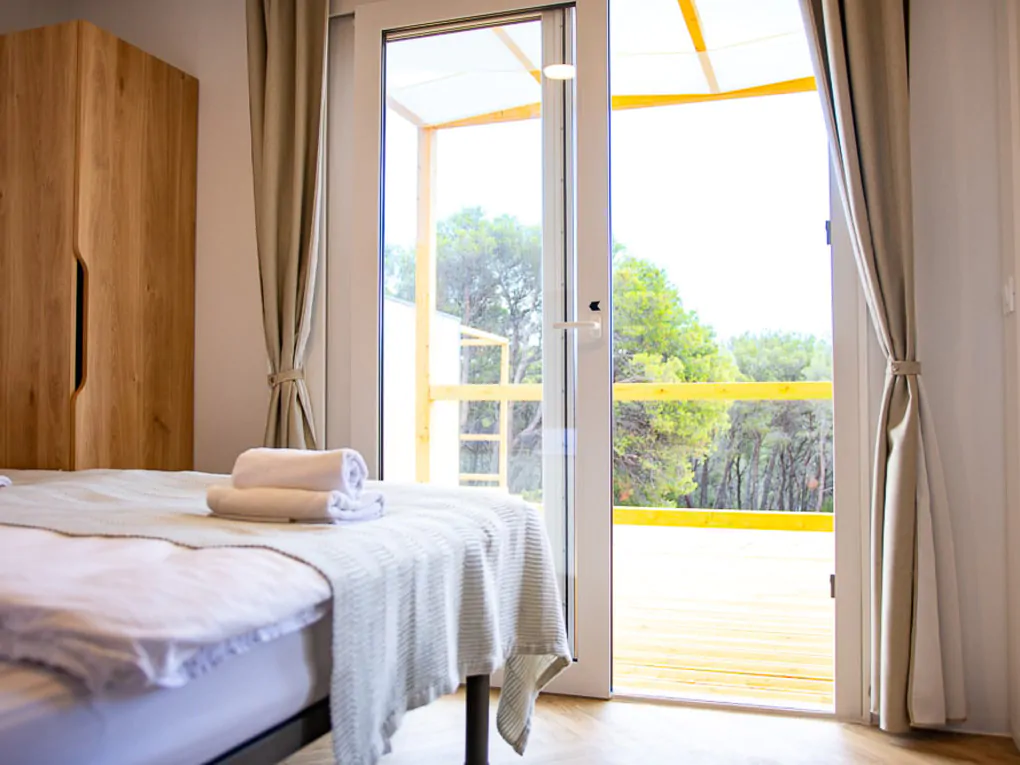 obonajn-island-resort-mobile-home-sun-lodge-m-interior-bedroom