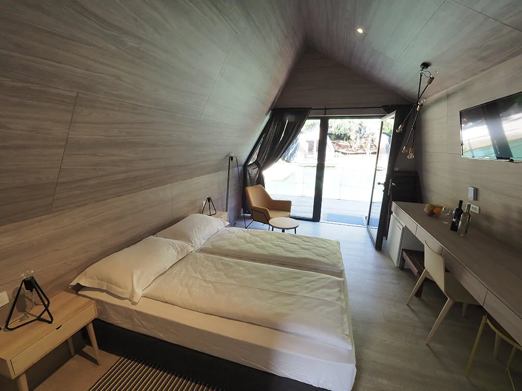 plitvice-holiday-resort-interior-house-near-the-lake-glamping-ii