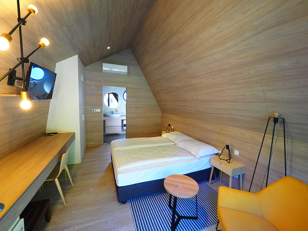 plitvice-holiday-resort-interior-house-near-the-lake