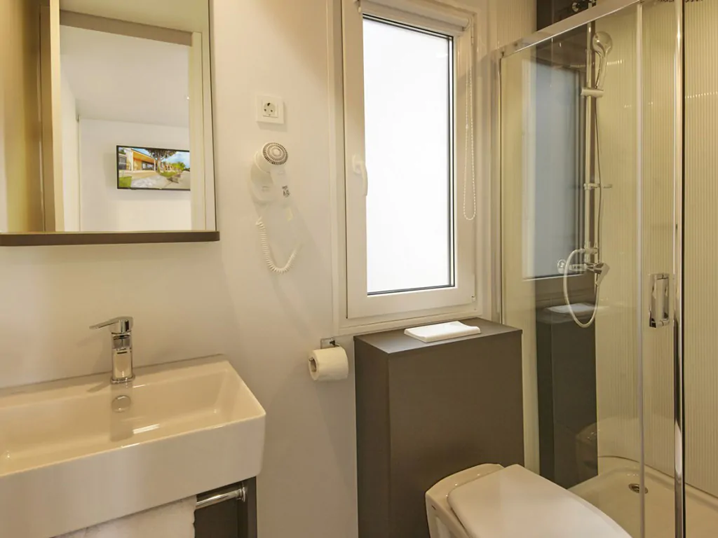 campsite-adria-ankaran-mobile-home-premium-sea-side-6-1-interior-bathroom