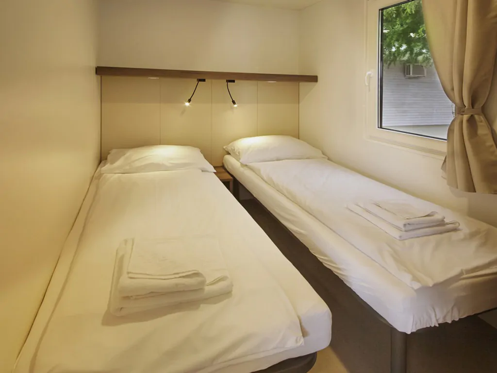 campsite-adria-ankaran-mobile-home-premium-sea-side-6-1-interior-bedroom
