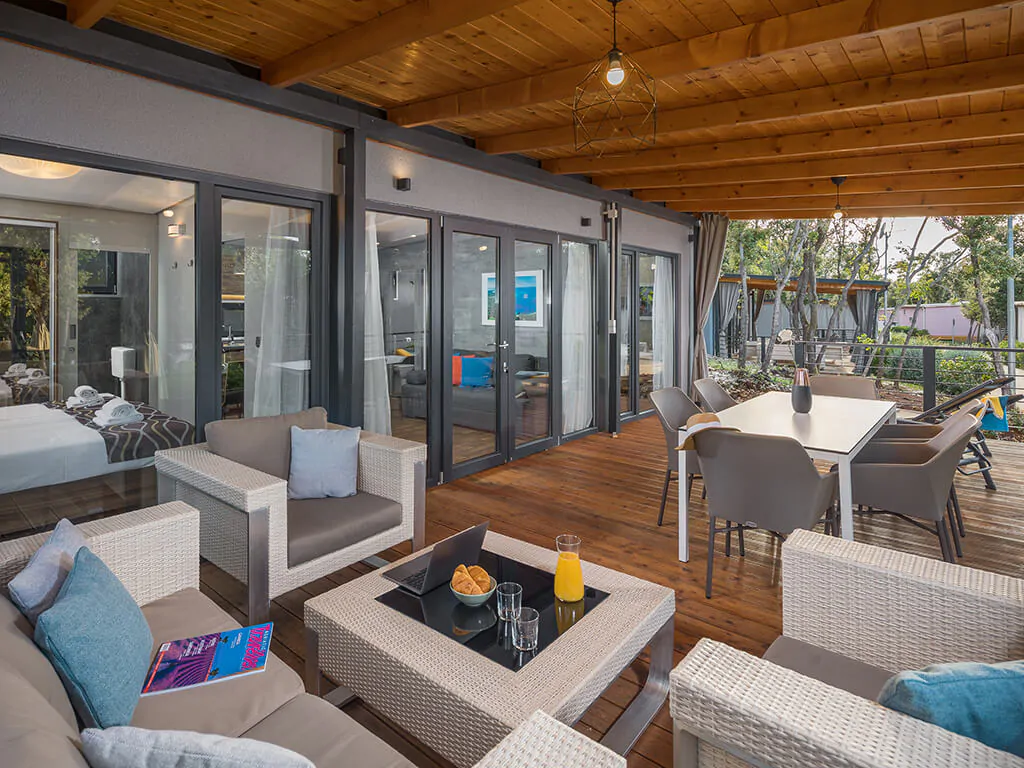 campsite-mon-perin-mobile-home-prestige-villa-jacuzzi-exterior-terrace-lounge
