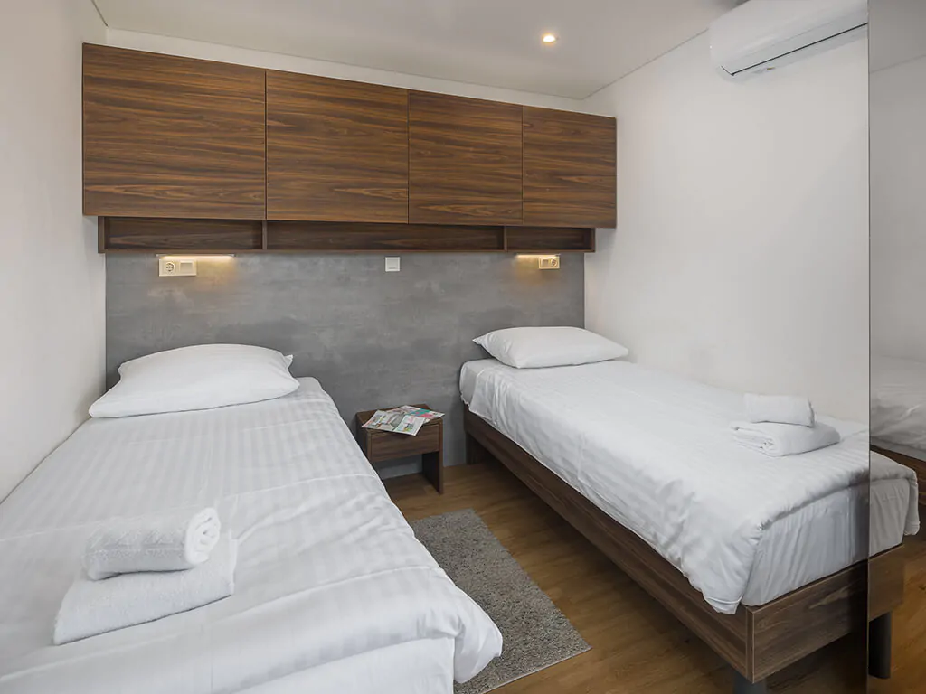 campsite-mon-perin-mobile-home-prestige-villa-jacuzzi-interior-bedroom-single-beds