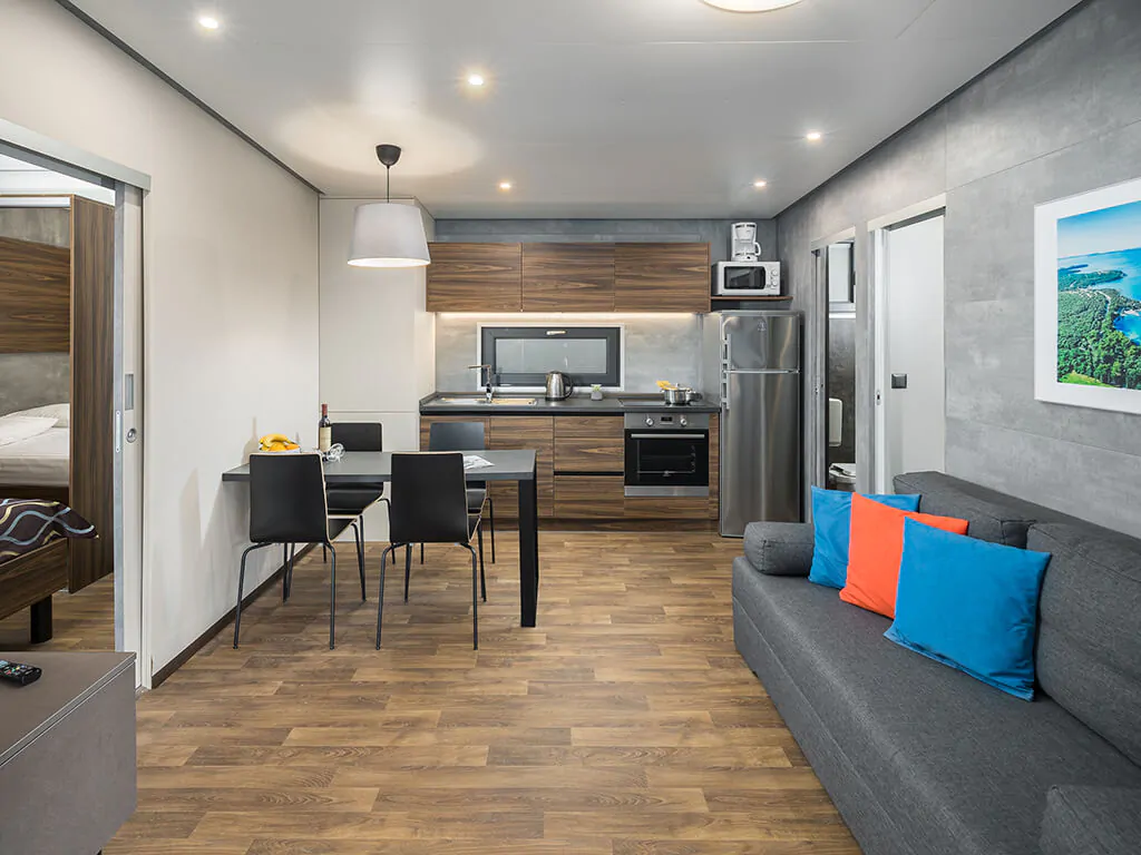 campsite-mon-perin-mobile-home-prestige-villa-jacuzzi-interior-living-room-kitchen-sofa