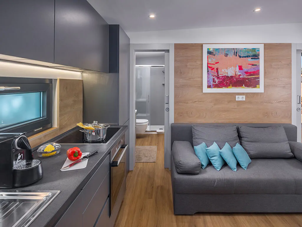 campsite-mon-perin-mobile-home-prestige-villa-jacuzzi-interior-living-room-kitchen