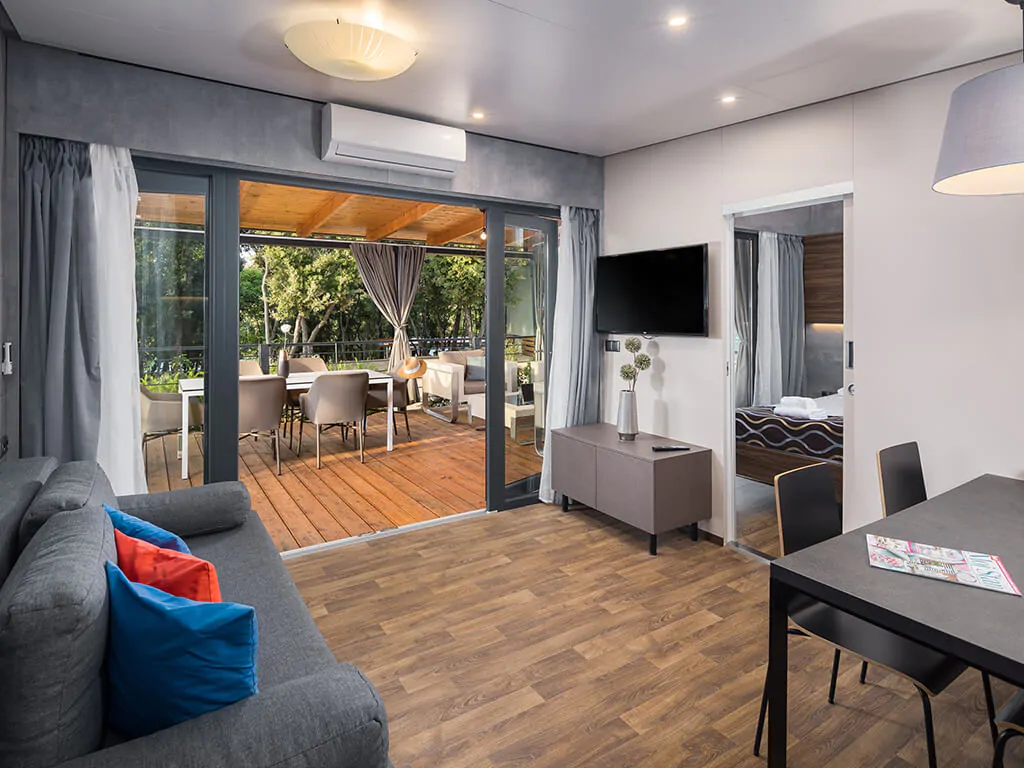 campsite-mon-perin-mobile-home-prestige-villa-jacuzzi-interior-living-room-terrace-i