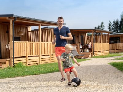 mobile-home-sunlodge-big-leaf-exterior-terrace-family-time-4