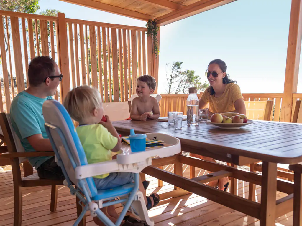 mobile-home-sunlodge-big-leaf-exterior-terrace-family-time-i