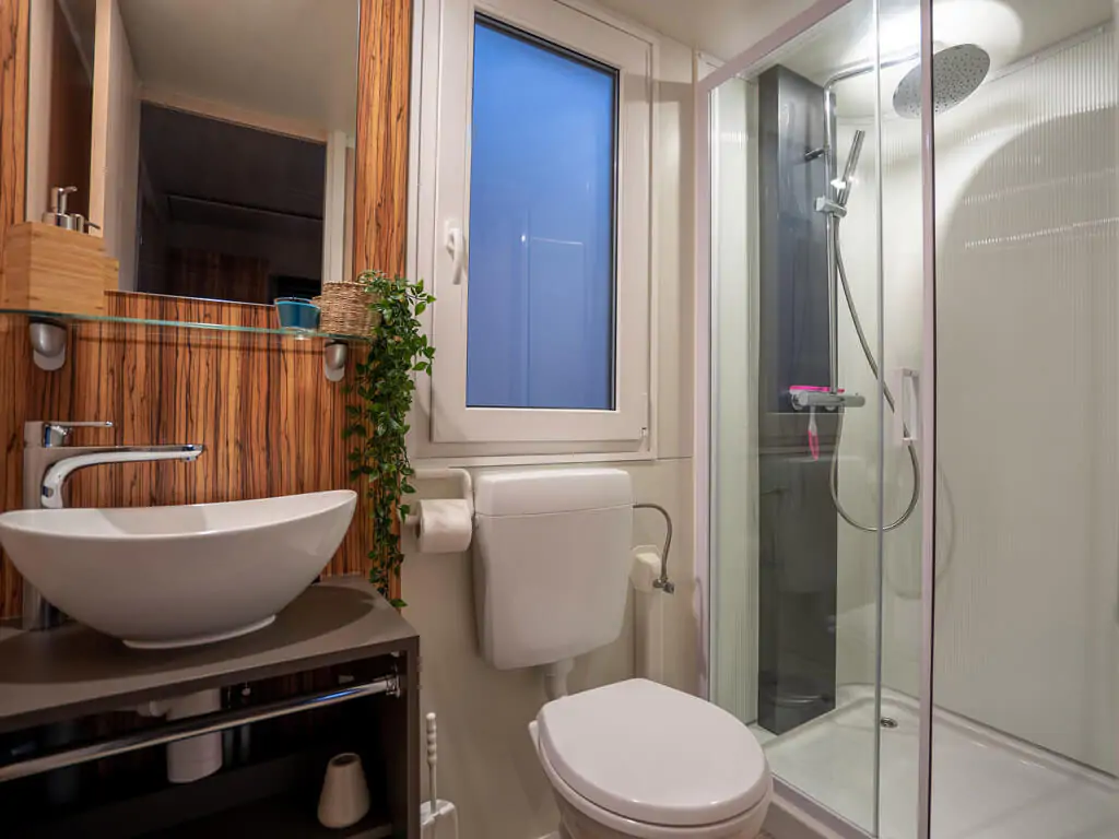 mobile-home-sunlodge-big-leaf-interior-bathroom