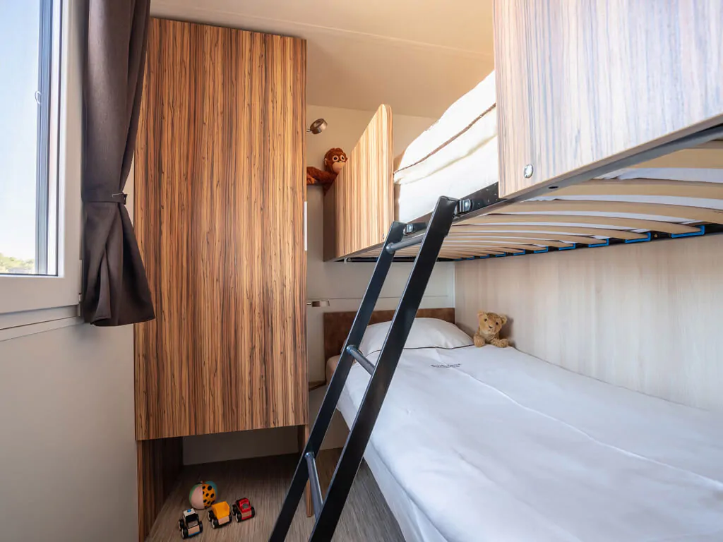mobile-home-sunlodge-big-leaf-interior-bedroom-bunk-bed-kids-room