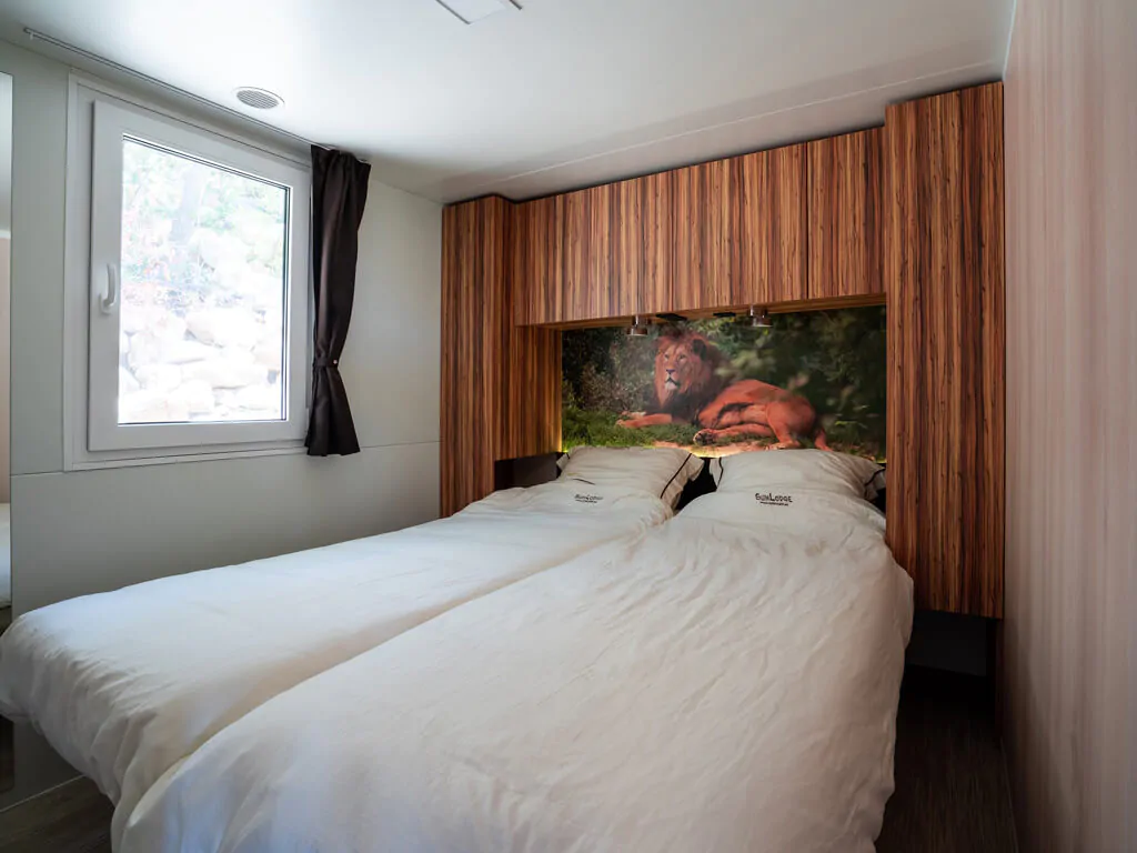 mobile-home-sunlodge-big-leaf-interior-bedroom-double-bed