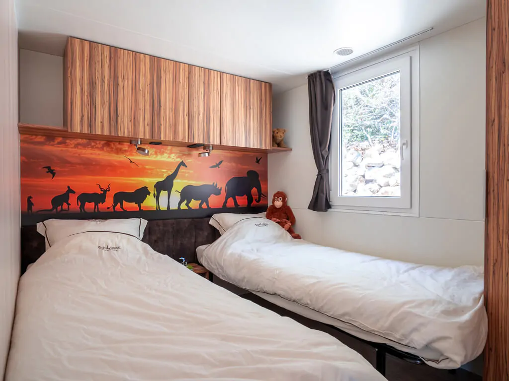 mobile-home-sunlodge-big-leaf-interior-bedroom-single-beds