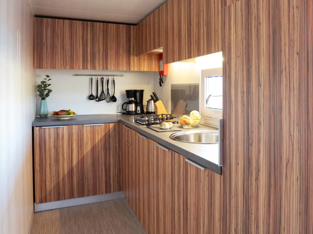 mobile-home-sunlodge-big-leaf-interior-kitchen