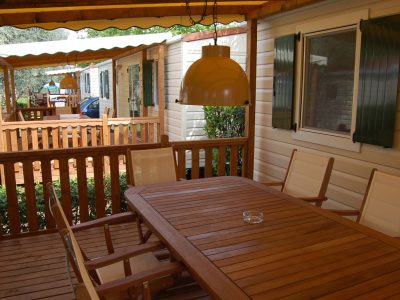 sun-lodge-aspen-mobile-home-exterior-terrace-dining-table-2
