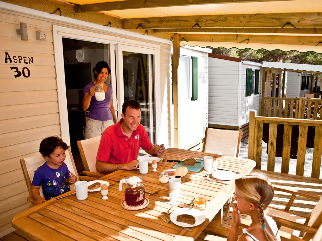 sun-lodge-aspen-mobile-home-exterior-terrace-dining-table-i-7