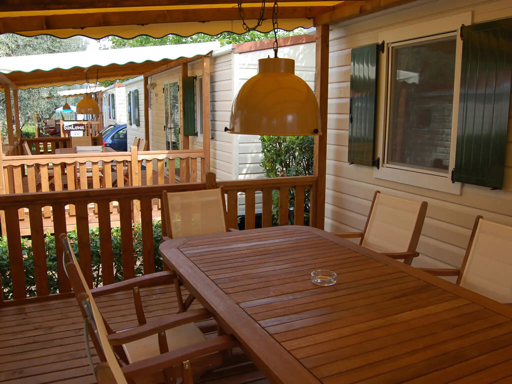 sun-lodge-aspen-mobile-home-exterior-terrace-dining-table