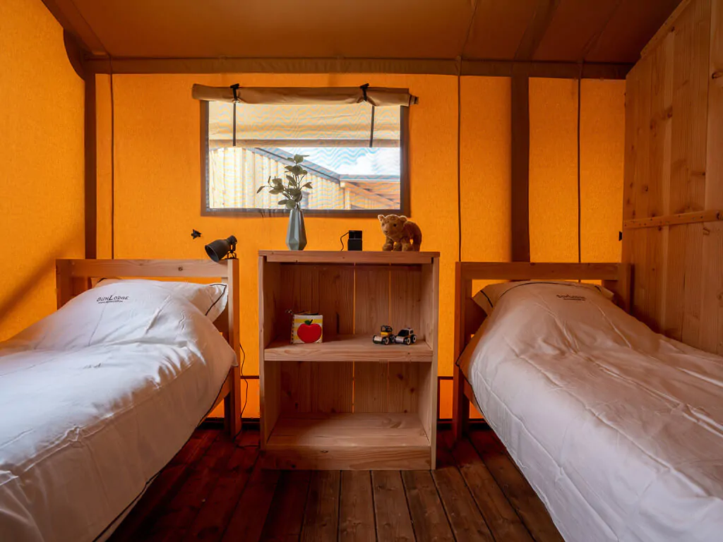 sunlodge-pamoja-kambi-interior-bedroom-i