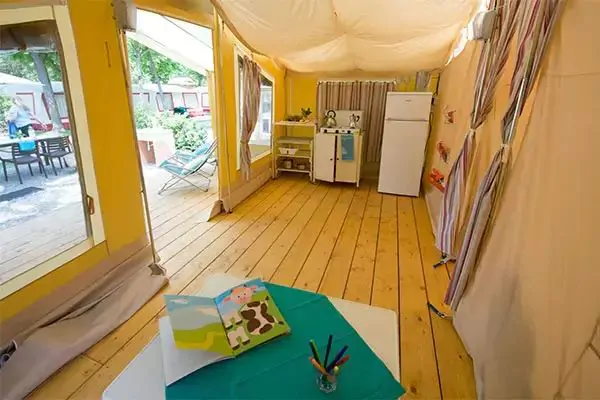 tente-bungalov-5-persons-interior-2-2