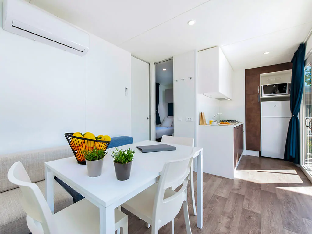 campsite-polari-mobile-home-comfort-interior-dining-table-kitchen