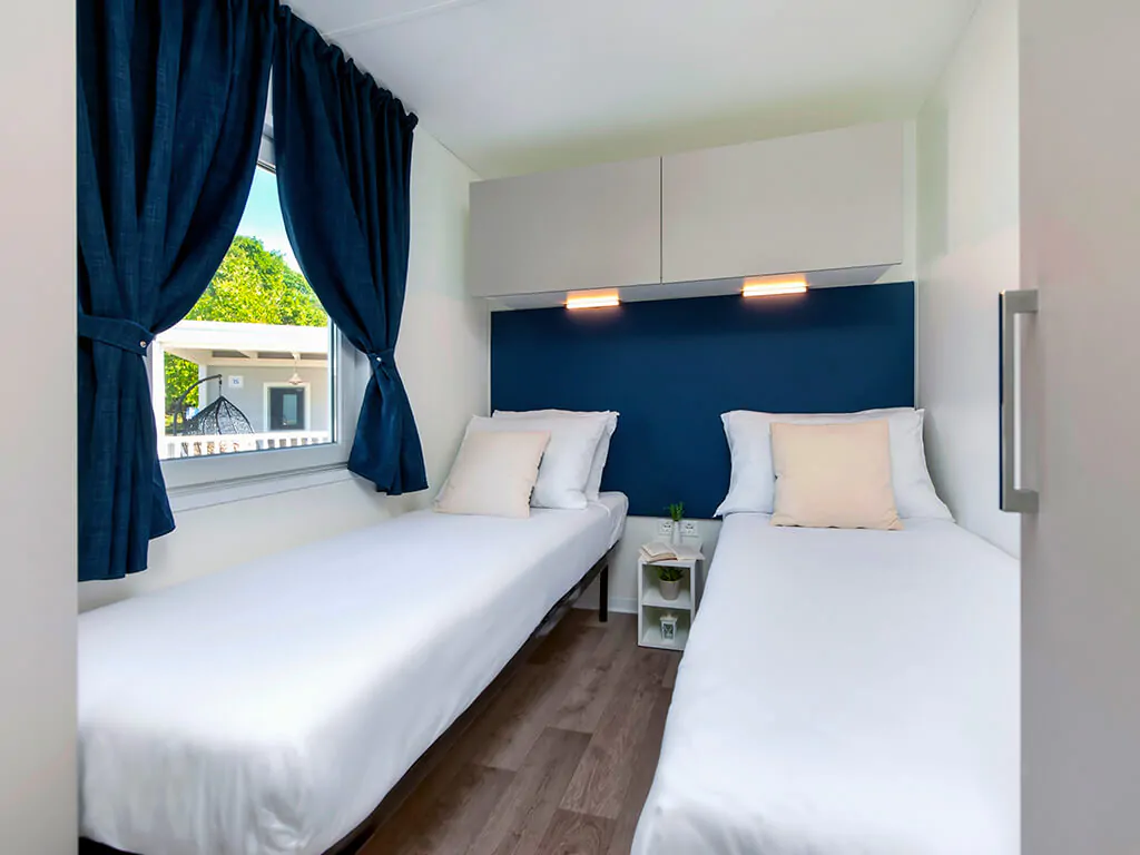 campsite-polari-mobile-home-interior-bedroom-single-beds