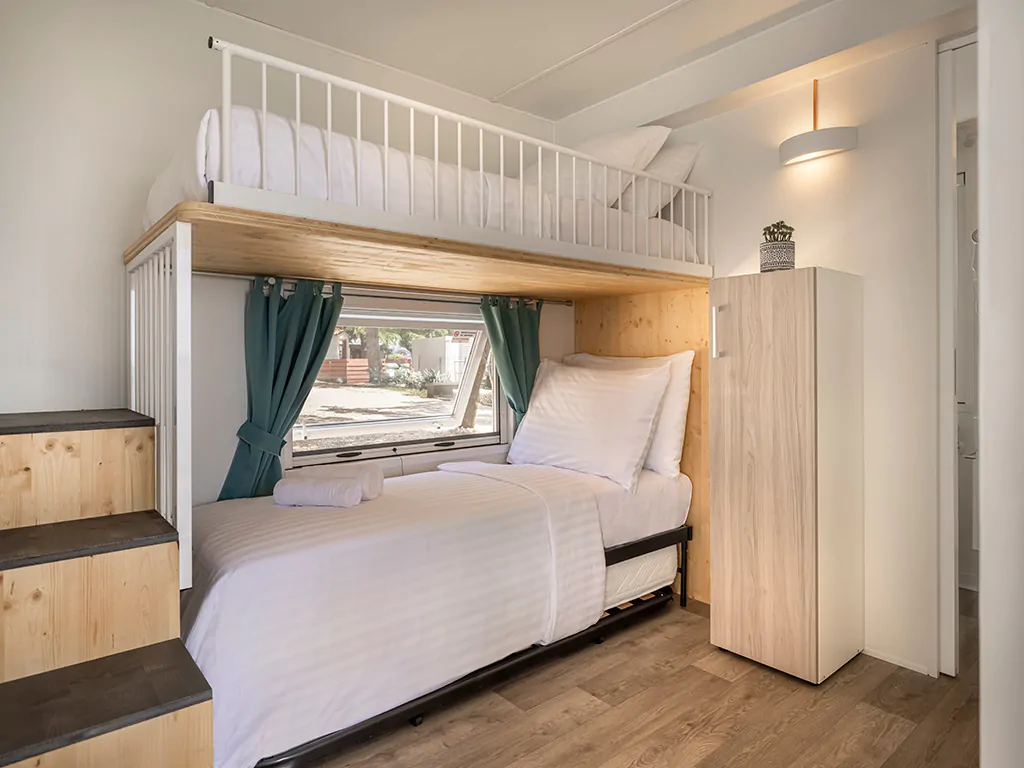 campsite-valkanela-mobile-home-superior-view-interior-bedroom-bunk-bed-2