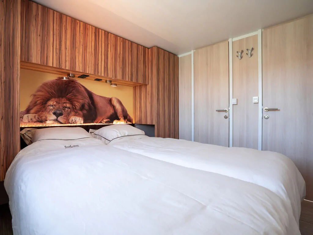 mobile-home-sunlodge-catalpa-interior-bedroom-double-bed-4