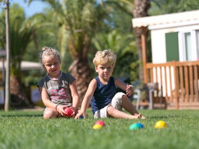 mobile-home-sunlodge-redwood-exterior-family-time-11