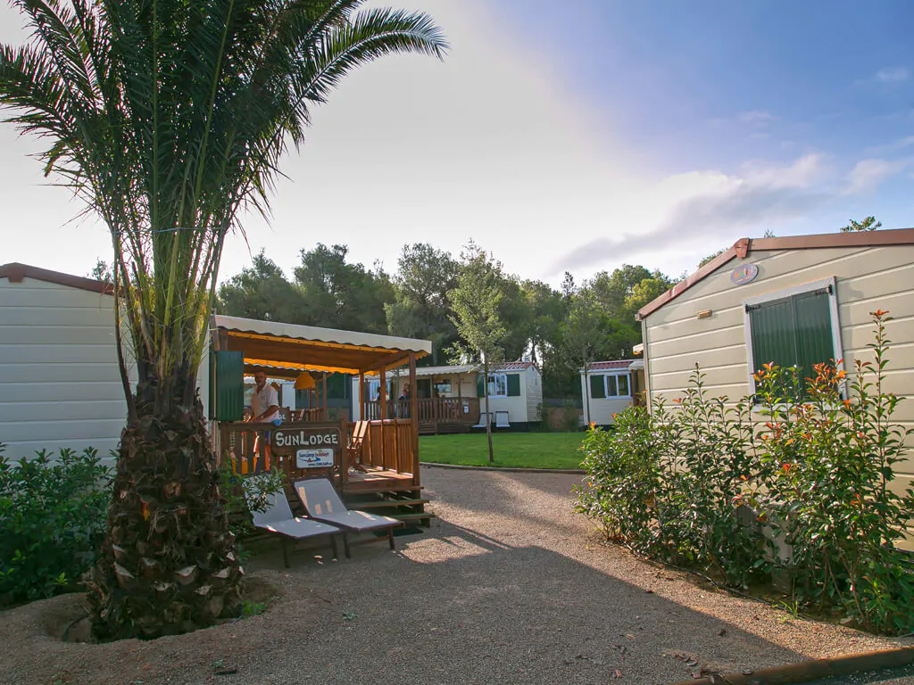 mobile-home-sunlodge-redwood-exterior-garden-8