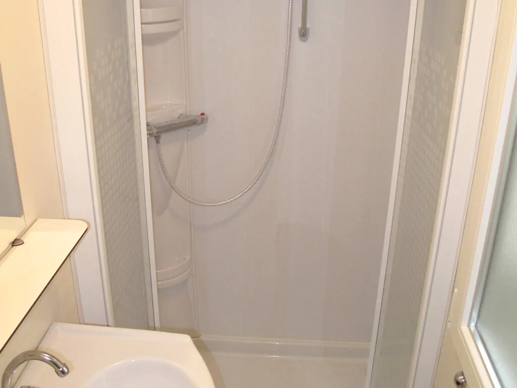 mobile-home-sunlodge-redwood-interior-bathroom-13