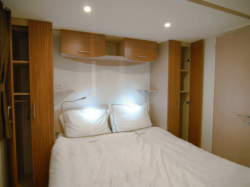 mobile-home-sunlodge-redwood-interior-bedroom-8