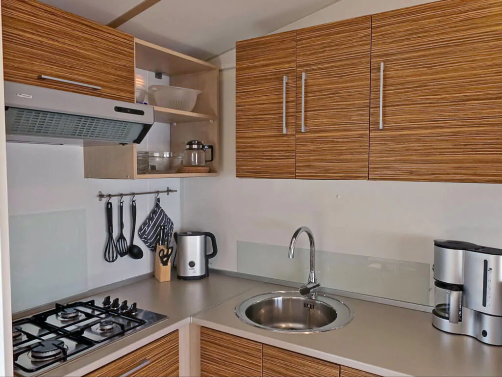 mobile-home-sunlodge-redwood-interior-kitchen-13