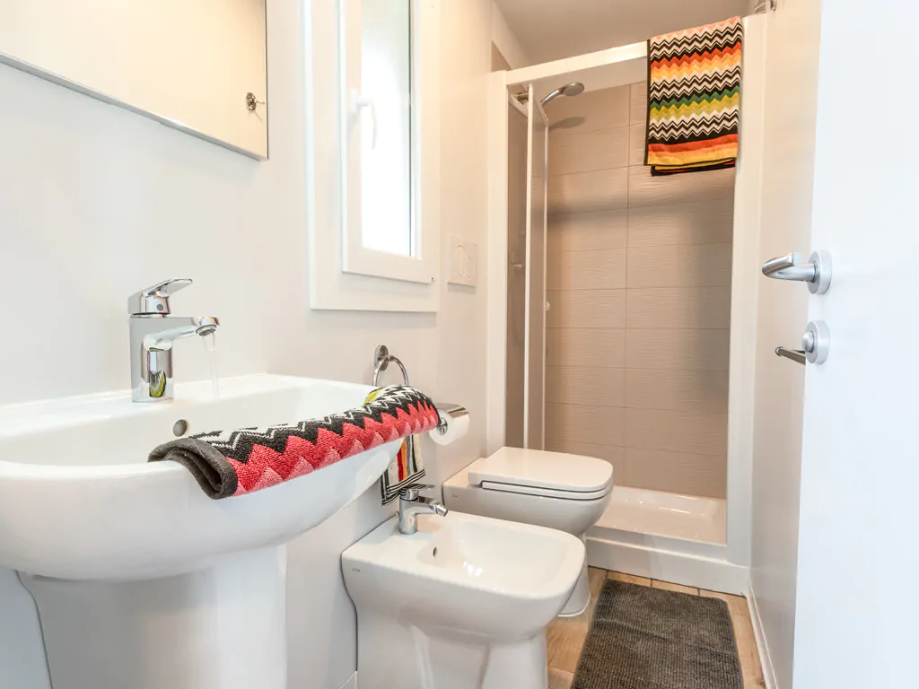 mobile-home-village-centro-san-nicola-interior-bathroom