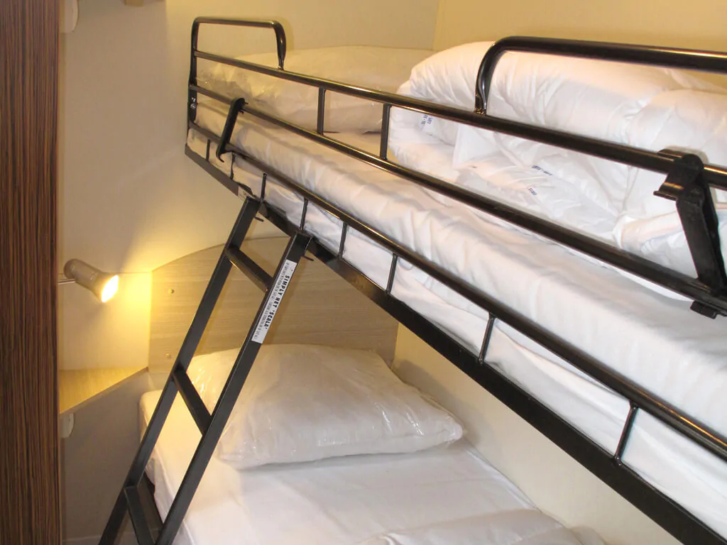 sun-lodge-aspen-mobile-home-interior-living-room-bunk-beds-13