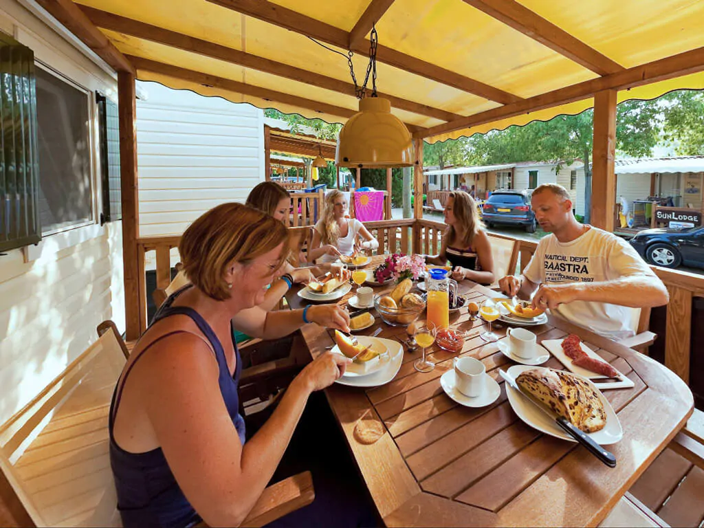 sunlodge-maple-mobile-home-exterior-terrace-dining-table-3