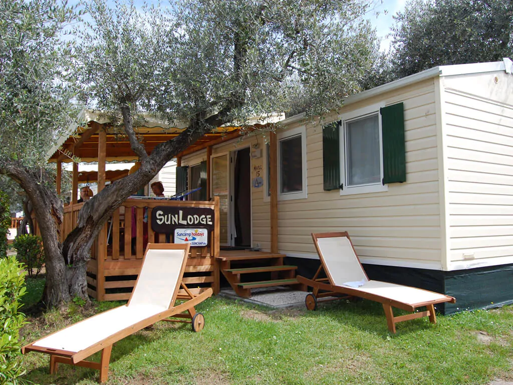 sunlodge-maple-mobile-home-exterior-terrace-3