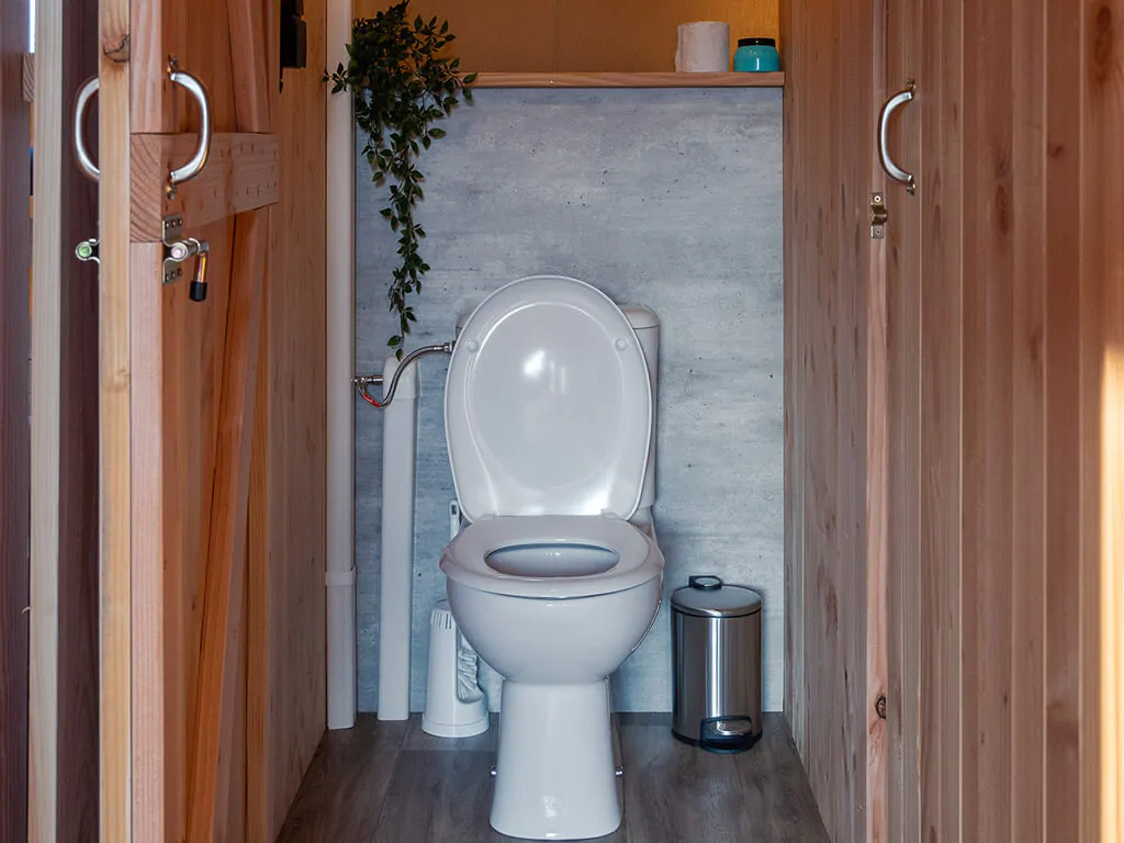 sunlodge-taiga-tent-interior-bathroom-i-2