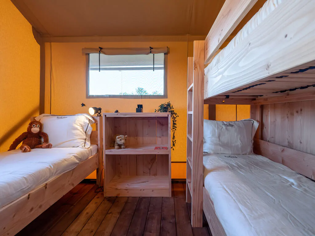 sunlodge-taiga-tent-interior-bedroom-i-2