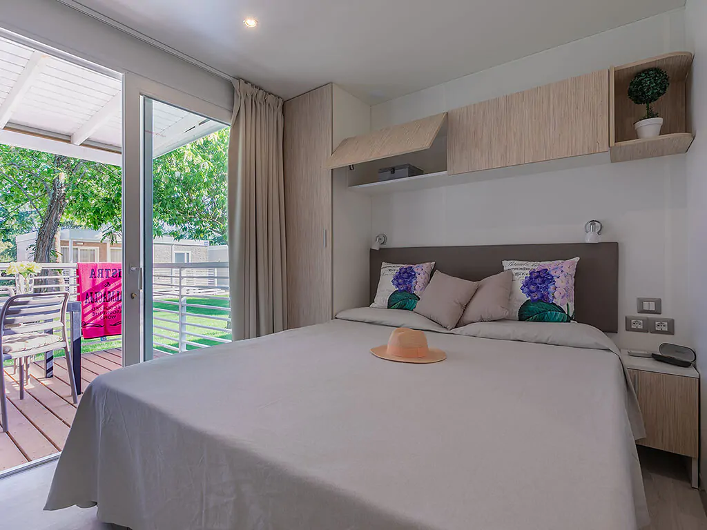 campsite-bivillage-mobile-home-superior-bedroom-double-bed-2