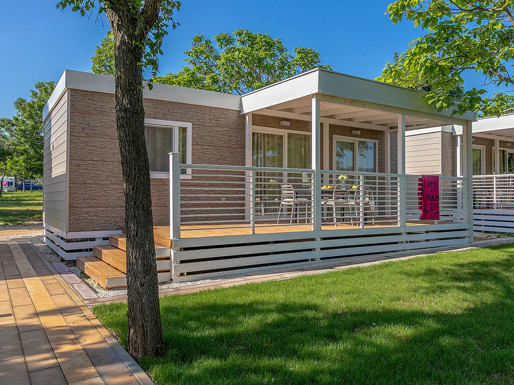 campsite-bivillage-mobile-home-superior-exterior-terrace-2