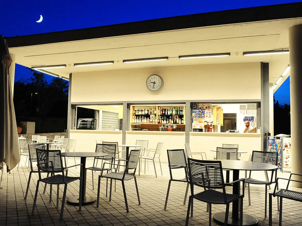 campsite-parco-delle-piscine-caffe-bar-by-night